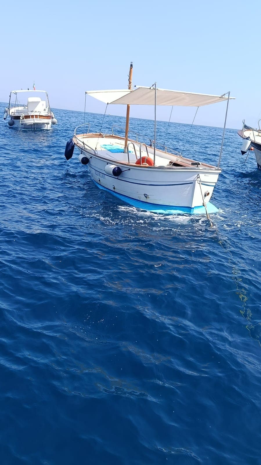 系泊在卡普里外海的木船与清澈的海水