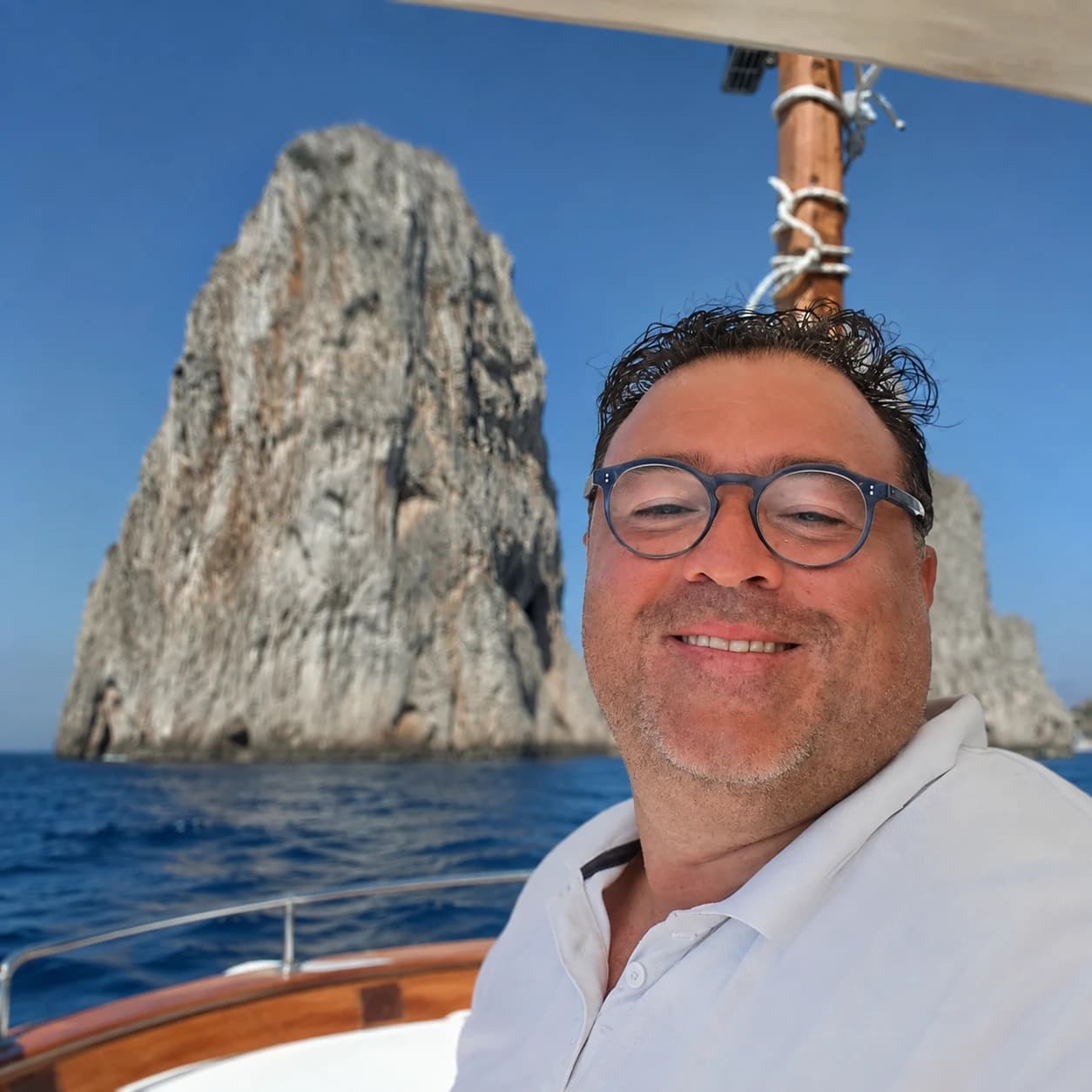 船长 Angelo Tizzano 在法拉利奥尼巨岩旁的船上
